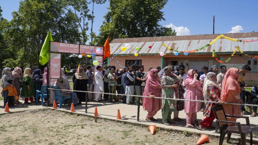 Voters in long ques waiting to cast their votes in Baramulla, Jammu and Kashmir.