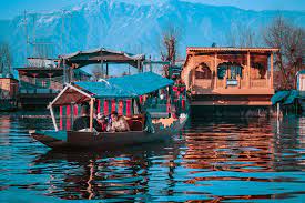 Srinagar's dal lake is one of the best tourist destinations.
