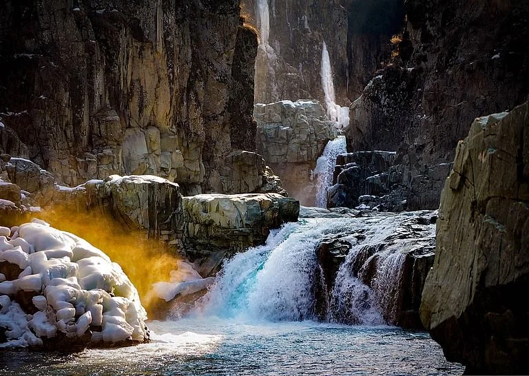 Exclusive Travelogue to Kashmir’s Own Niagara Falls – Aharbal Waterfall