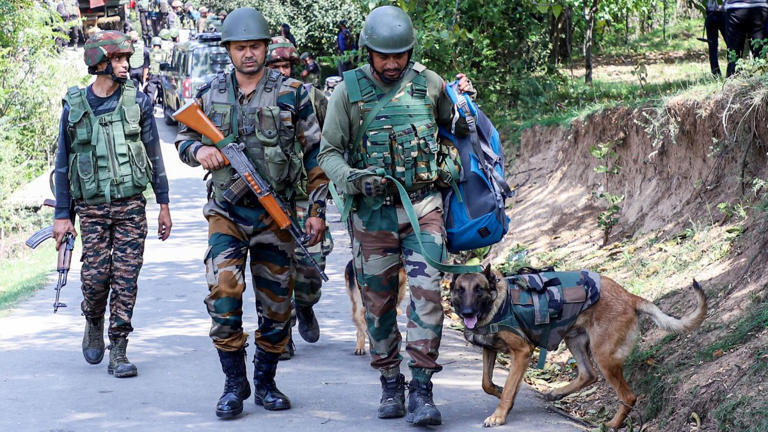 In Pic: Indian army getting ready for an encounter with the terrorists in J&K.