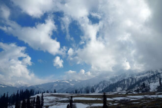 In Pic: Gulmarg and Sonamarg receive huge rush of tourists after snowfall