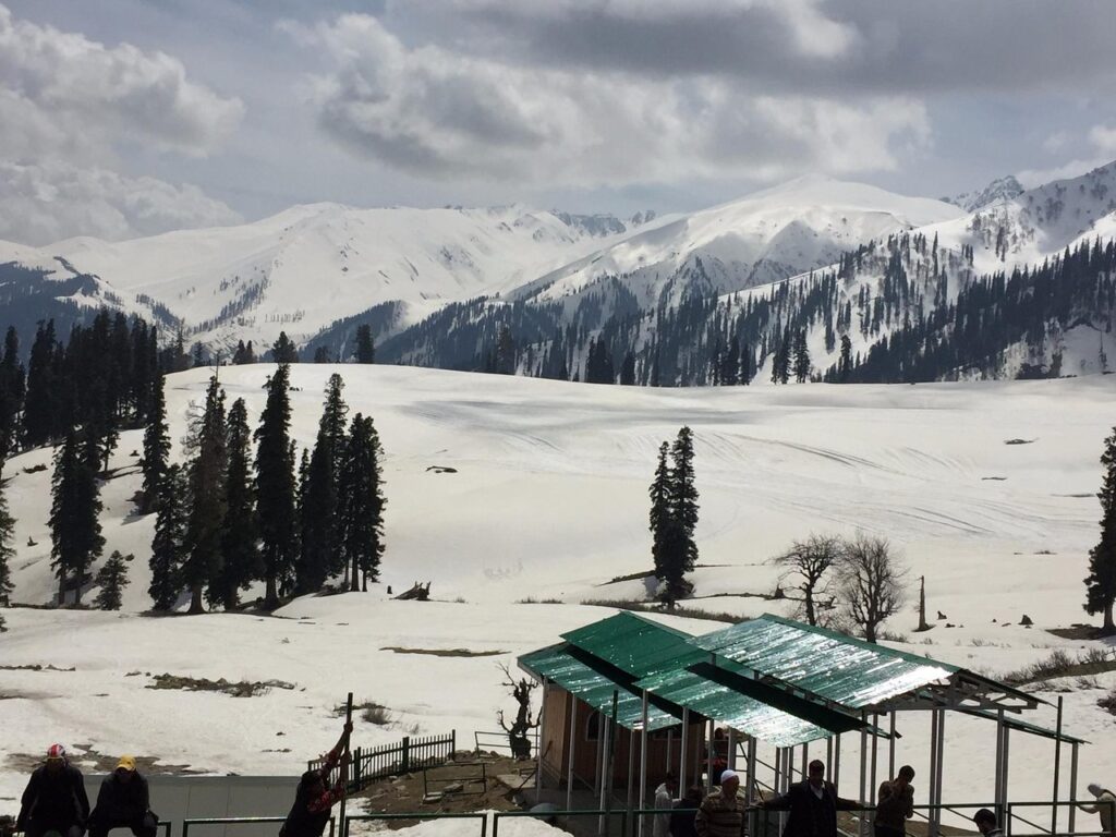 Gulmarg Unveils Year-Round Helicopter Services: Explore the Hotspot like Never Before