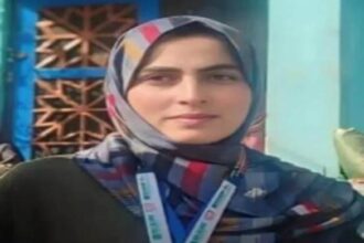 In Pic: Saima Jan, a 24-year-old athlete hailing from the Chotipora area of Shopian district in South Kashmir, has achieved remarkable success at the National Winter Biathlon Championship 2025, held in the scenic locales of Gulmarg.