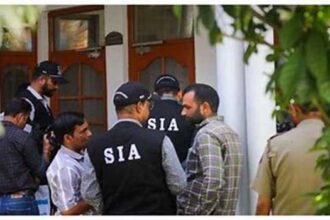 In Pic: SIA Cracks Down on Cross-Border Narco-Terror Network, Nabs Sopore Fugitive After 2 Years Srinagar, May 28 (JKNS): In a major breakthrough, the State Investigation Agency (SIA) Kashmir has arrested proclaimed offender, who had been evading capture for the last two years and was a key member of a cross-border narco-terror module.